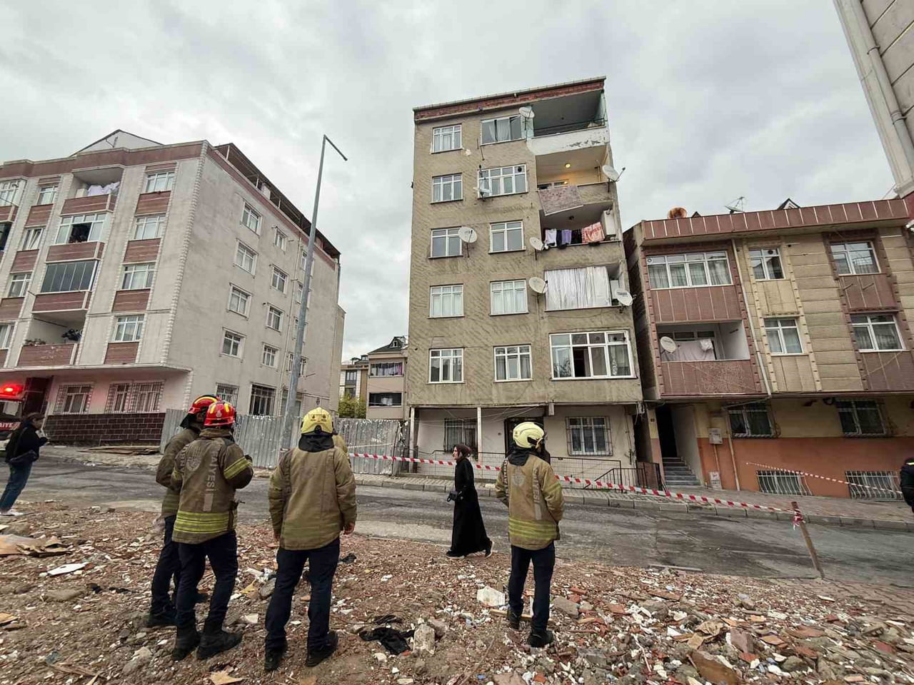 KÜÇÜKÇEKMECE’DE, BİR DAİRENİN BANYOSUNDAKİ FAYANSLARDAKİ ÇATLAMA VE BİNADA ÇATLAMA SESLERİ...