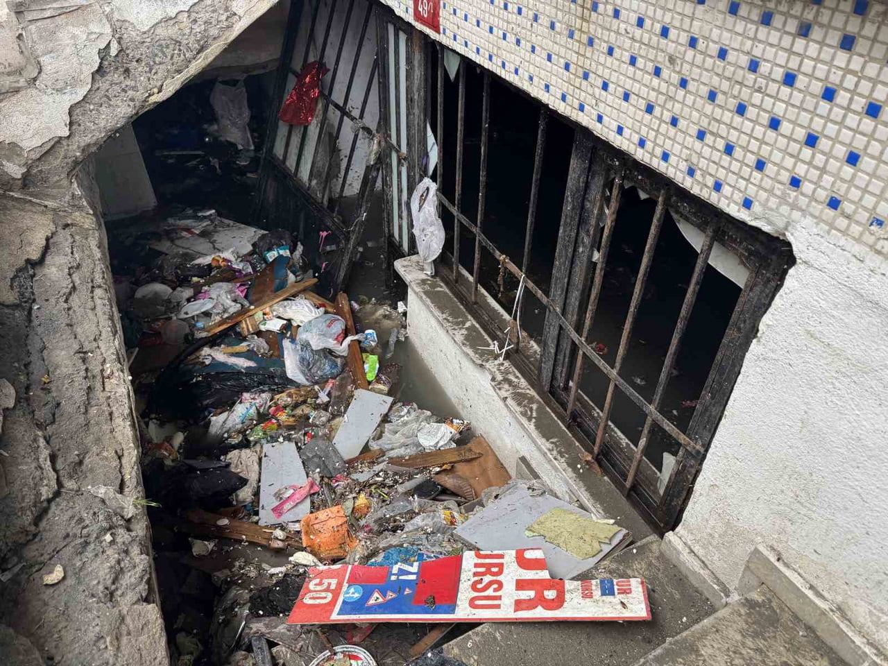 KÜÇÜKÇEKMECE’DE DERE YATAĞINDAKİ EVİN BODRUM KATINI SU BASTI.  YABANCI UYRUKLU VATANDAŞLAR...