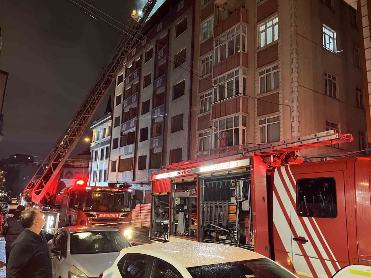 KÜÇÜKÇEKMECE’DE KENTSEL DÖNÜŞÜM KAPSAMINDA BOŞALTILAN 7 KATLI BİNANIN ÇATISINDA HENÜZ BİLİNMEYEN...