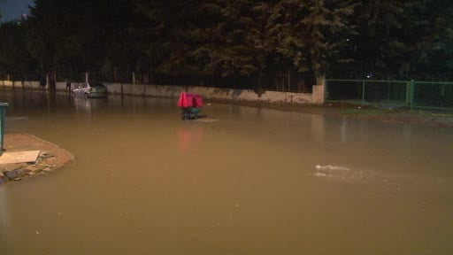 Küçükçekmece’de Nakkaş Deresi taşma noktasına geldi