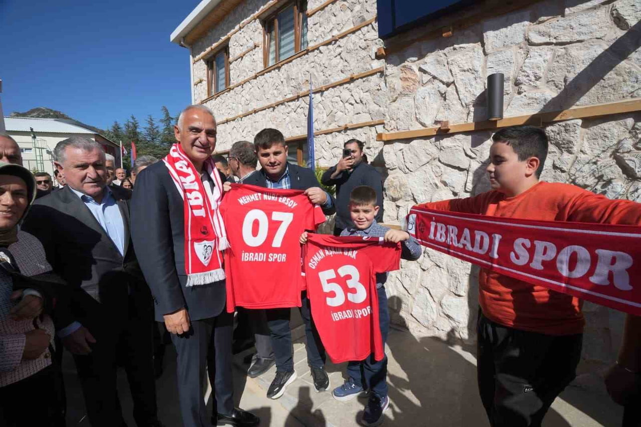KÜLTÜR VE TURİZM BAKANI MEHMET NURİ ERSOY, SEVGİYLE KARŞILANDI.