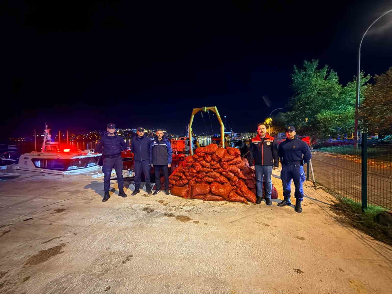 KUMSAZ’DA DÜZENLENEN DENETİMDE YASA DIŞI MİDYE AVCILIĞI TESPİT EDİLDİ. EL KONULAN 1,5 TON CANLI...