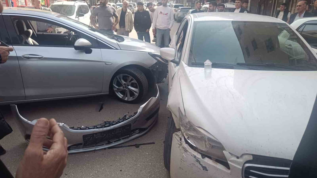 KURTALAN İLÇESİNDE İKİ ARACIN KARIŞTIĞI TRAFİK KAZASINDA MADDİ HASAR OLUŞTU