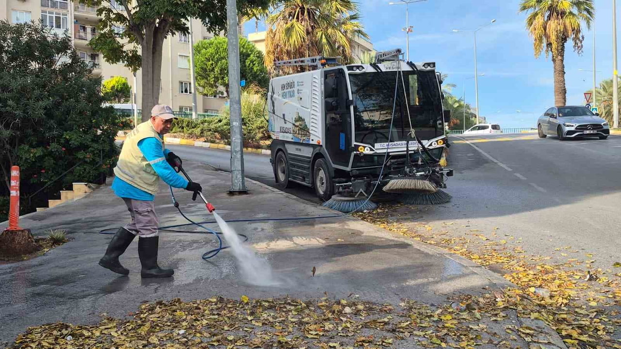 KUŞADASI BELEDİYESİ EKİPLERİ, HACIFEYZULLAH MAHALLESİ SABRİ MUMCU CADDESİ’NDE KÜÇÜK DEV BUCHER...
