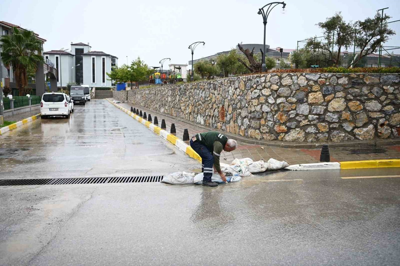 KUŞADASI’NDA GÜN BOYU ETKİLİ OLAN YAĞIŞIN ARDINDAN BELEDİYE EKİPLERİ, TIKANAN MAZGAL VE YAĞMUR...