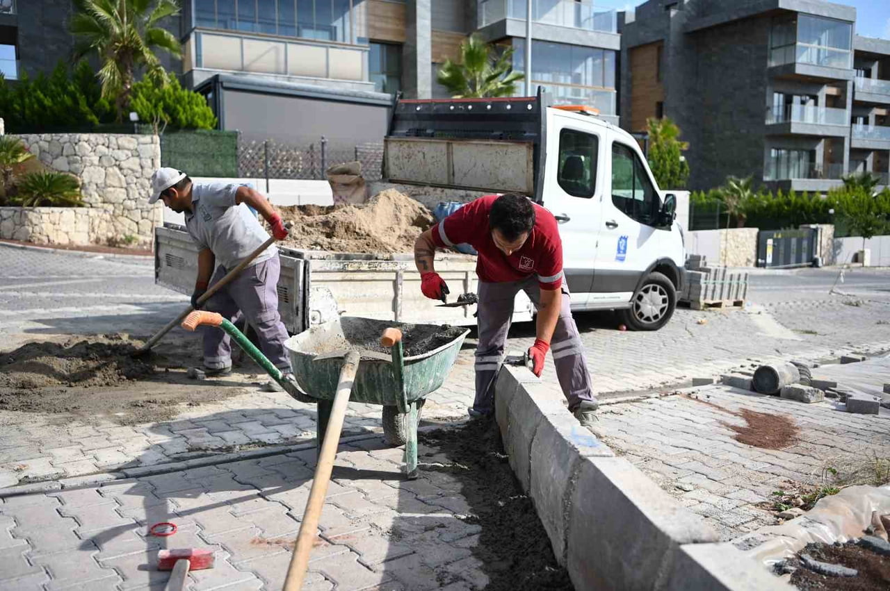 KUŞADASI’NDA KARAOVA MAHALLESİ’NDE 12 BİN METREKARELİK KİLİT PARKE TAŞI DÖŞEME ÇALIŞMASI...