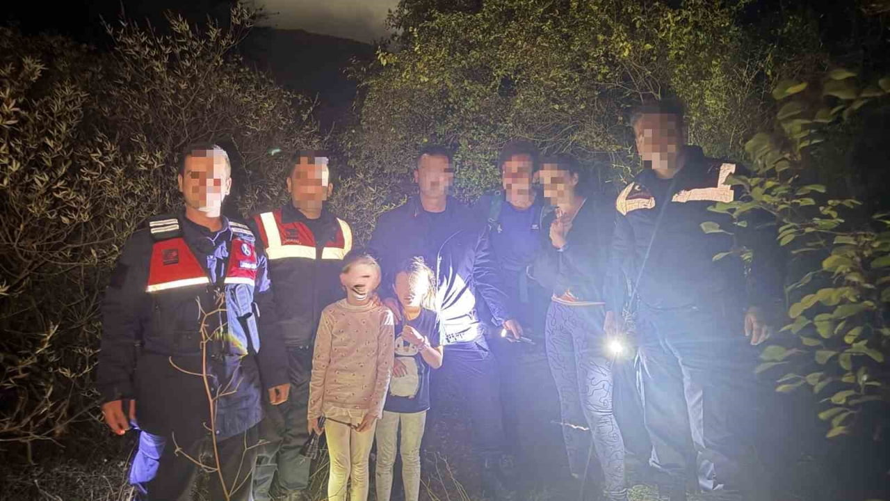KUŞADASI’NDA KAYBOLAN AİLEYİ JANDARMA EKİPLERİ KURTARDI