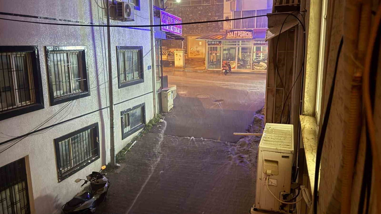 KUŞADASI’NDA SAĞANAK YAĞIŞ GECE ETKİLİ OLDU