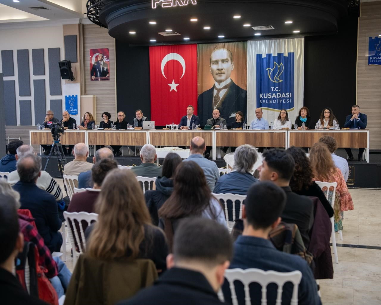 KUŞADASI’NIN YENİ HİZMET BİNASI VATANDAŞLARLA BİRLİKTE DEĞERLENDİRİLDİ