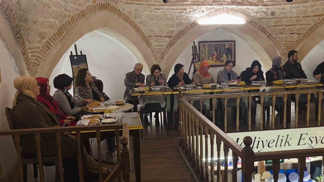 KÜTAHYA'DA 600 YILLIK TARİHİ HAMAM SANATÇILARIN BULUŞMA NOKTASI OLDU