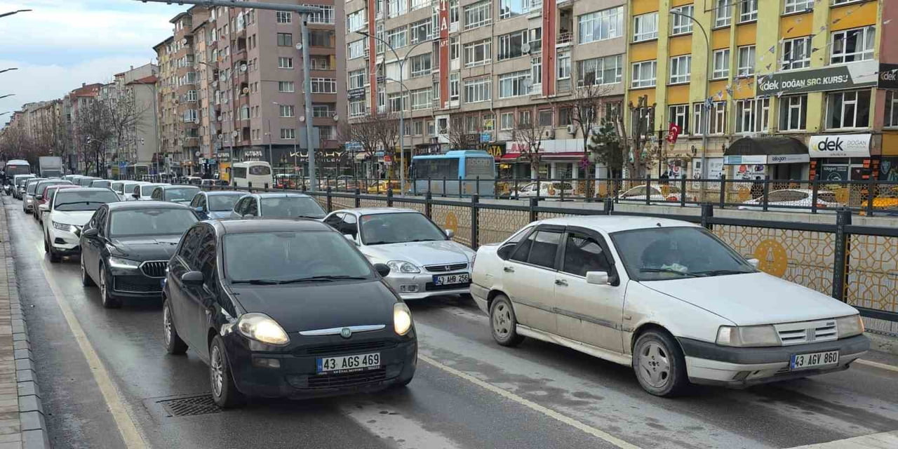 KÜTAHYA'DA OTOMOBİL SAYISI SON 10 YILDA YÜZDE 34,4 ARTIŞ GÖSTERİRKEN, TÜRKİYE GENELİNDEKİ ARTIŞ...