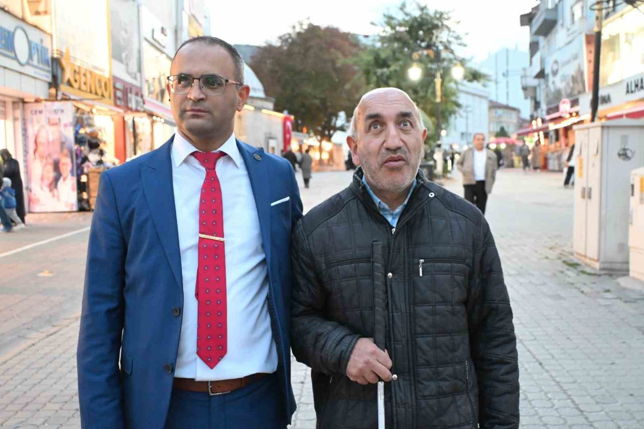 KÜTAHYA'DA SARI ÇİZGİLİ KILAVUZ YOLLARIN ARAÇLAR, REKLAM TABELALARI VE ESNAF TEZGÂHLARIYLA...