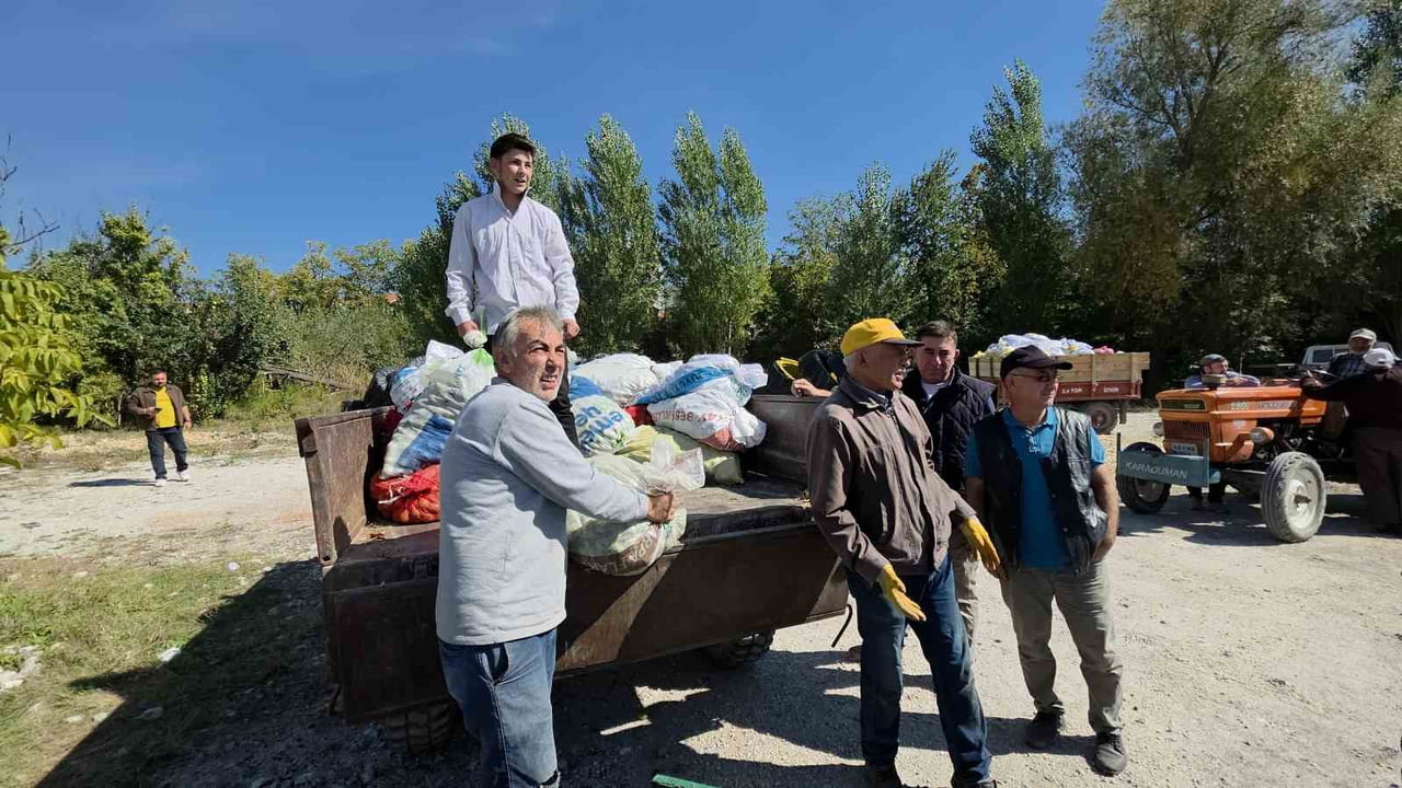 KÜTAHYA'DA YILLIK YAKLAŞIK 300 TON CEVİZ ÜRETİMİNİN GERÇEKLEŞTİRİLDİĞİ DOMANİÇ İLÇESİNDE...