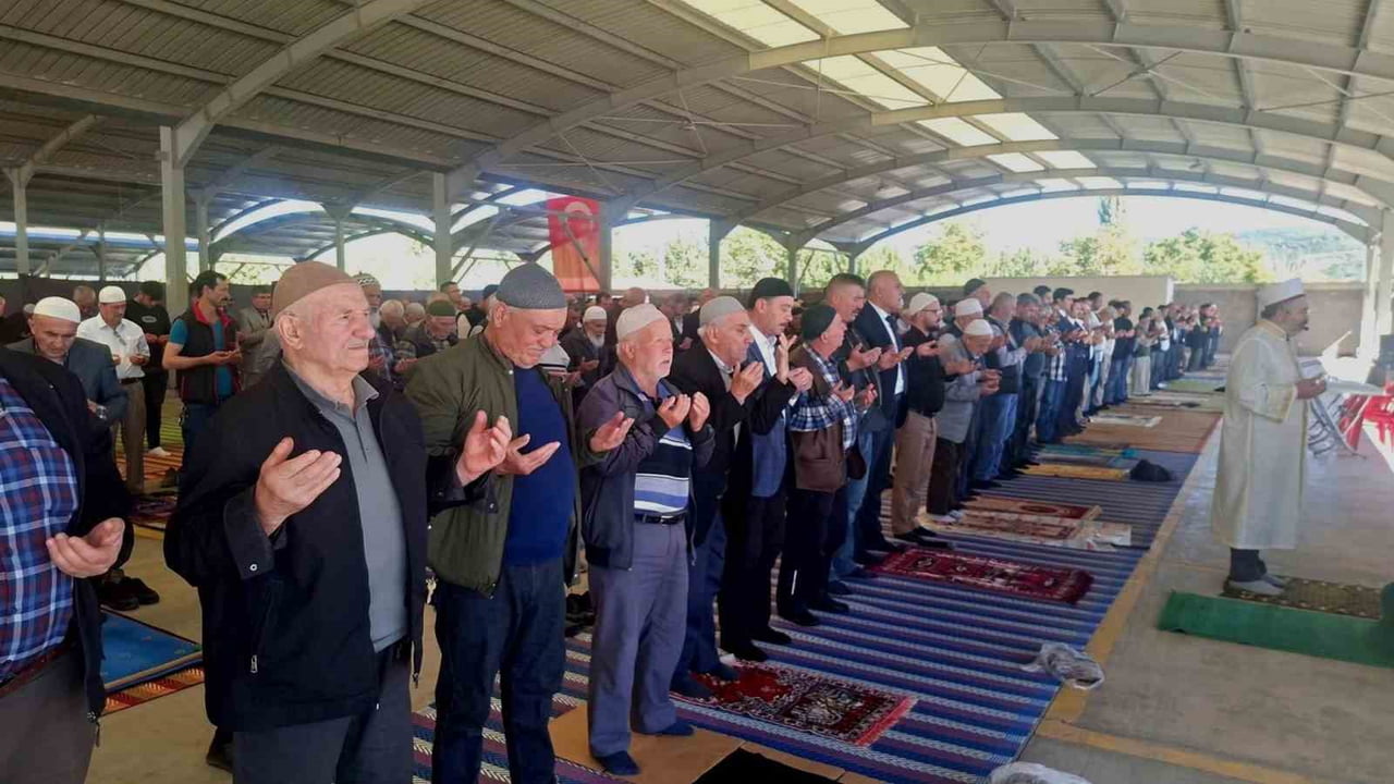 KÜTAHYA'NIN HİSARCIK İLÇESİNDE DÜZENLENEN GELENEKSEL HAK'KA ŞÜKÜR VE YAĞMUR DUASI PROGRAMINDA...