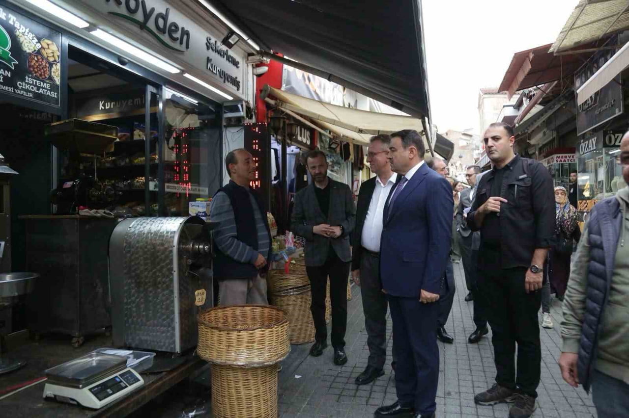 KÜTAHYA'NIN TARİHİ ÇARŞISINDA DÖNÜŞÜM BAŞLADI, 96 İŞ YERİ YENİLENECEK