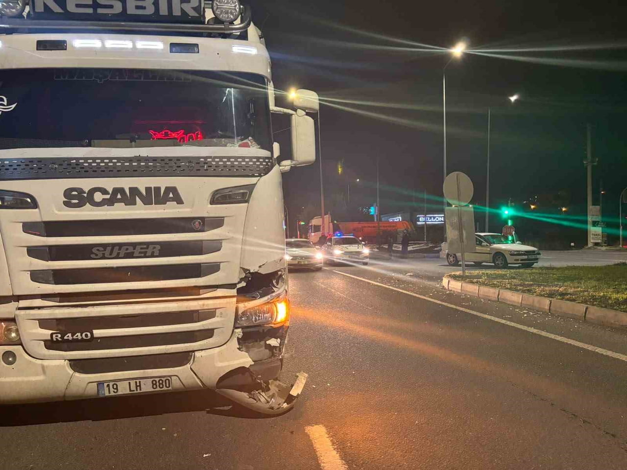 KÜTAHYA'NIN TAVŞANLI İLÇESİNDE OTOMOBİL İLE TIR ÇARPIŞTI