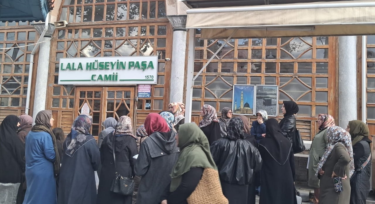 KÜTAHYA AİLE DERNEĞİ ÜYELERİ, KENTİN TARİHİ VE KÜLTÜREL MİRASINI YAKINDAN TANIMAK AMACIYLA CAMİ...