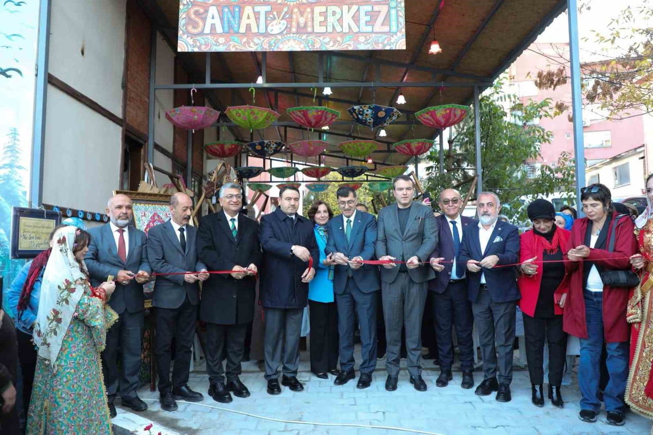 KÜTAHYA BELEDİYESİ VE KÜTAHYA KENT KONSEYİ İŞ BİRLİĞİYLE OLUŞTURULAN SANAT SOKAĞI, DÜZENLENEN...
