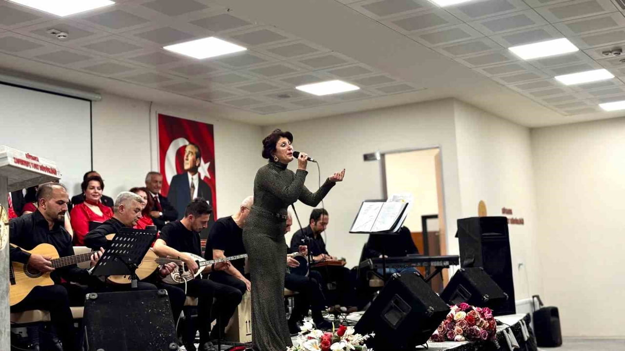 KÜTAHYA’DA KIZ ÖĞRENCİ YURDUNDA TÜRK SANAT MÜZİĞİ KONSERİ DÜZENLENDİ