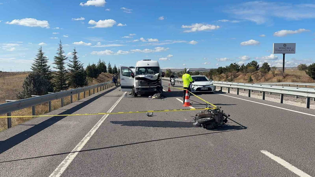 KÜTAHYA’DA MİNİBÜSLE ÇARPIŞAN MOTOSİKLETİN 23 YAŞINDAKİ SÜRÜCÜSÜ HAYATINI KAYBETTİ