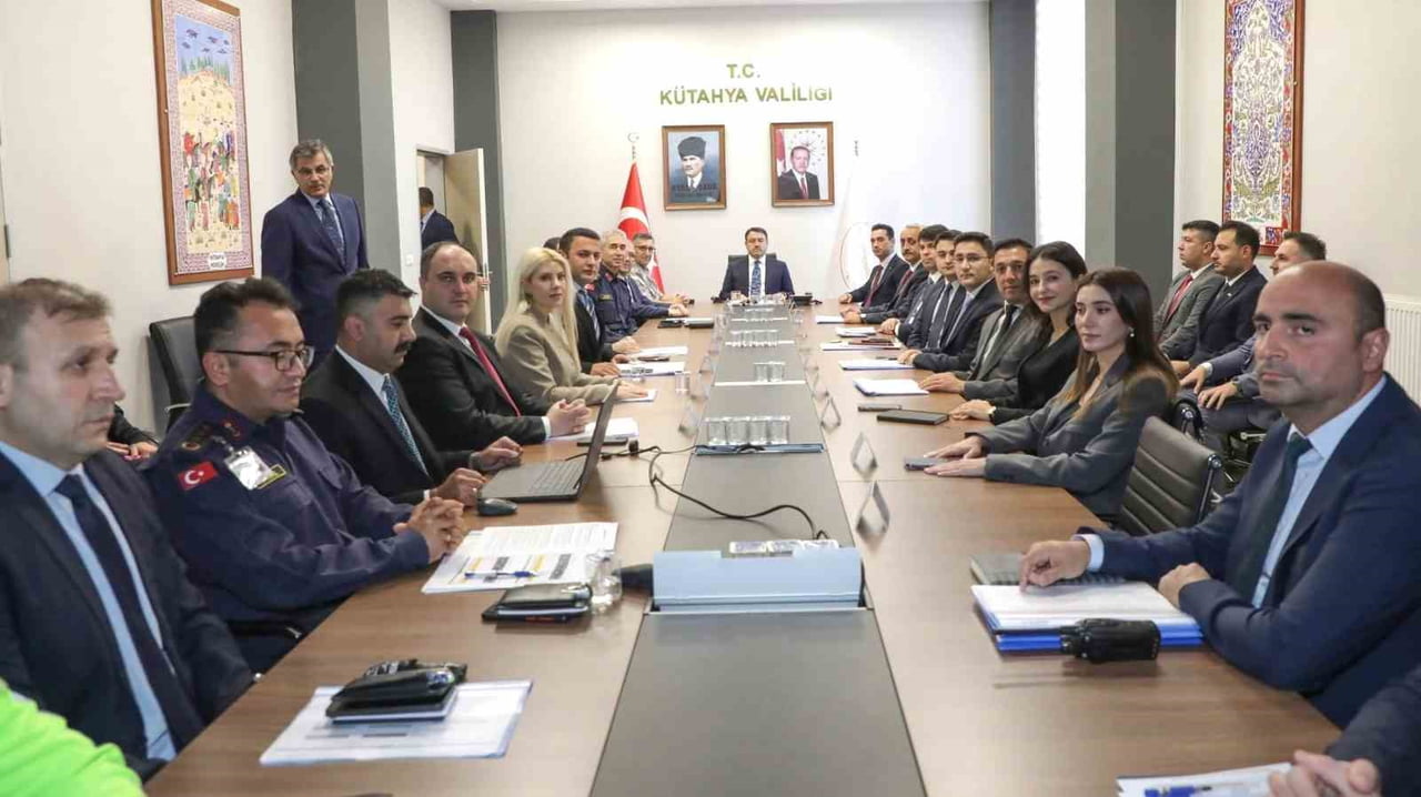 KÜTAHYA’DA UYUŞTURUCU, KAÇAKÇILIK VE TRAFİK GÜVENLİĞİ MASAYA YATIRILDI