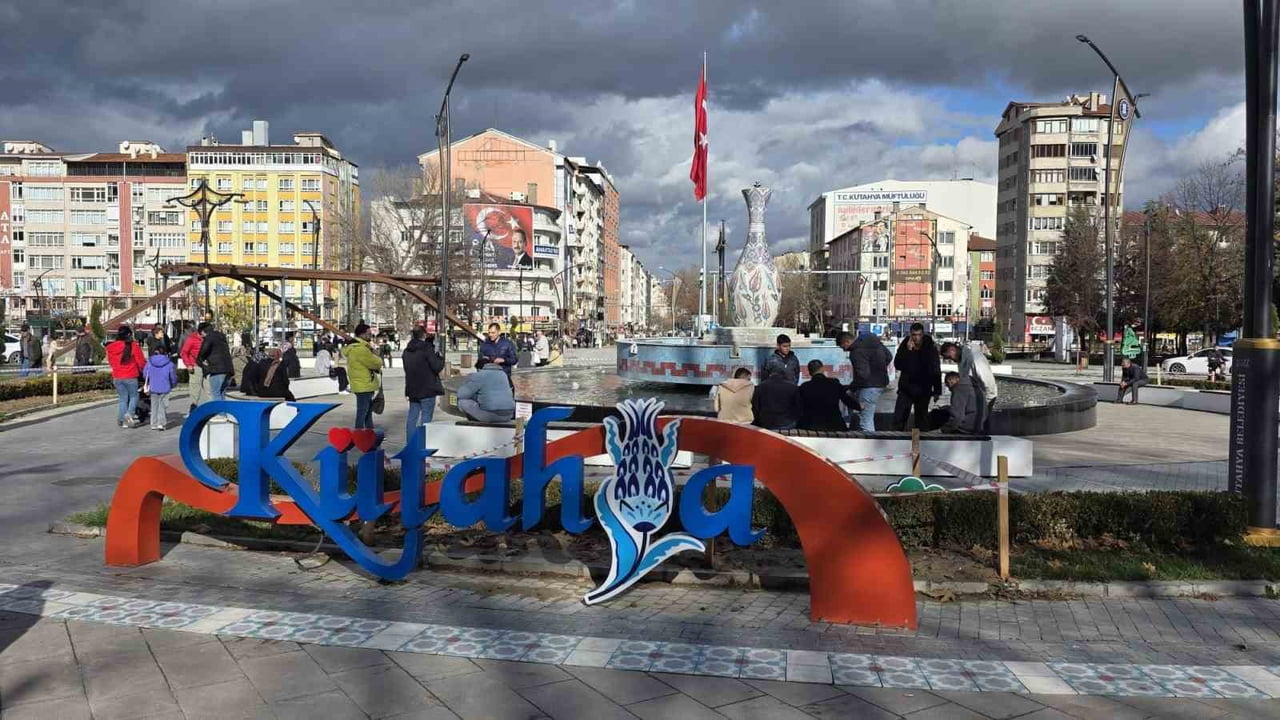 KÜTAHYA, TÜRKİYE'NİN EN MUTLU ŞEHİRLERİ SIRALAMASINDA YÜZDE 73,76'LIK MUTLULUK ORANIYLA 5'İNCİ...