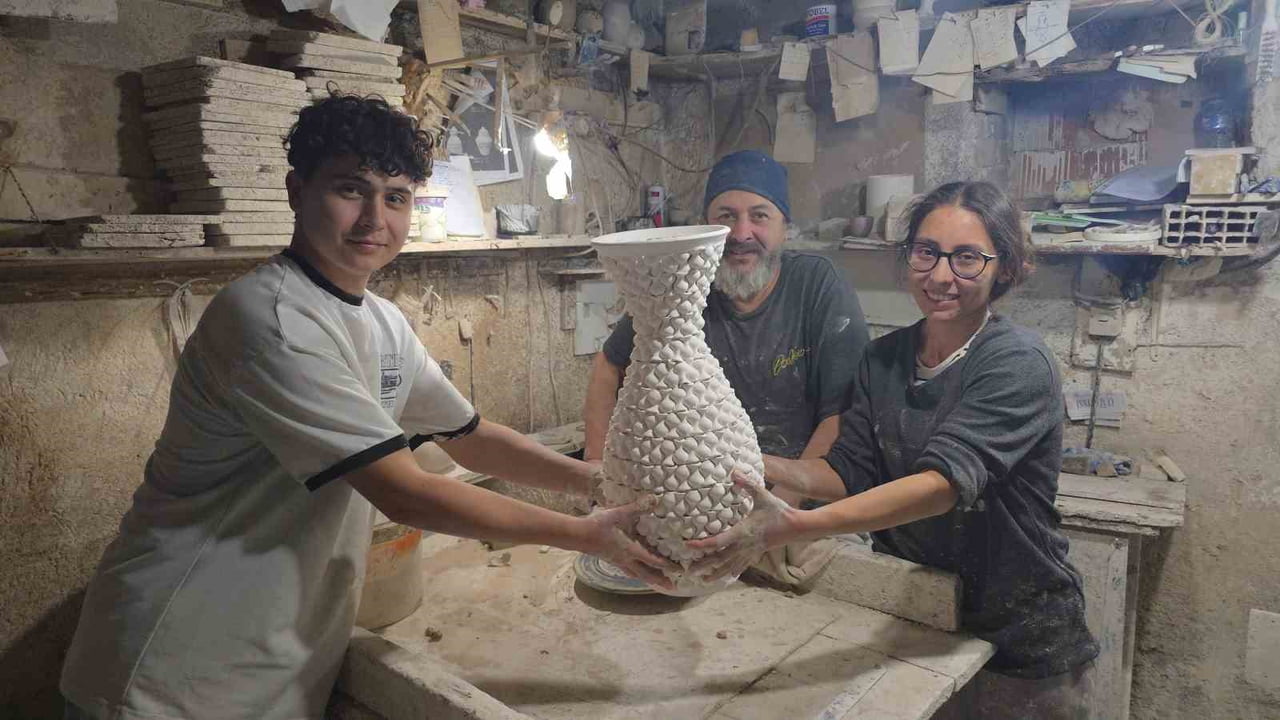 KÜTAHYALI ÇİNİ USTASI MUSTAFA ORUÇ, OĞLU ABDULLAH ORUÇ İLE BİRLİKTE YAKLAŞIK 500 ADET 3...