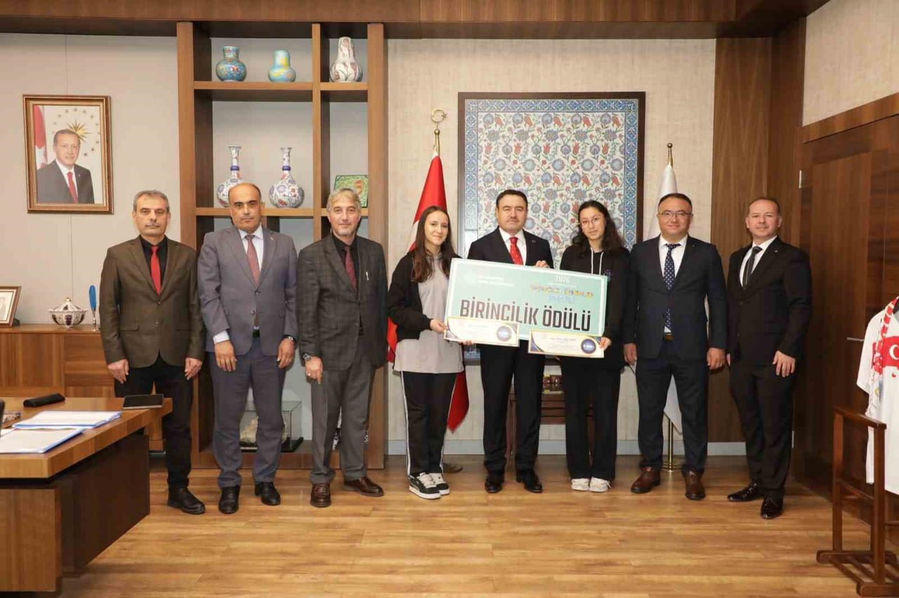 KÜTAHYALI ÖĞRENCİLER 362 PROJE ARASINDAN TÜRKİYE BİRİNCİSİ OLDU