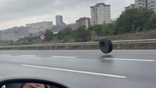 Kuzey Marmara Otoyolu’nda tırdan kopan lastik trafikte korku dolu anlar yaşattı: O anlar...