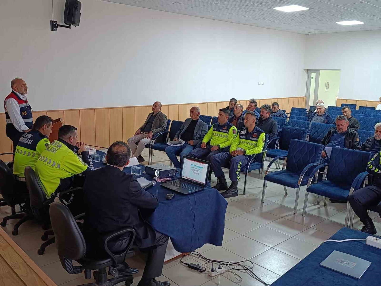 LADİK İLÇESİNDE OKUL SERVİS ARAÇLARI ŞOFÖRLERİNE YÖNELİK TRAFİK GÜVENLİĞİ VE GÜNCEL MEVZUAT...