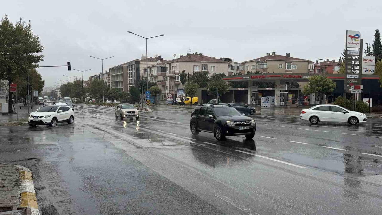 LÜLEBURGAZ İLÇESİNDE SAĞANAK YAĞIŞ, CADDE VE SOKAKLARDA SU BİRİKİNTİLERİNE NEDEN OLDU