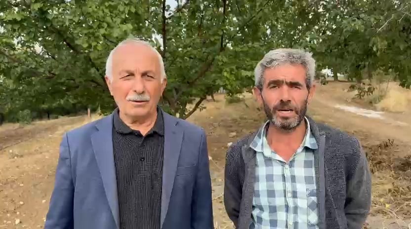 MAHALLE MUHTARI RAMAZAN KARAMAN (SOLDA), BÖLGE SAKİNLERİNDEN EYÜP TOYDAŞ (SAĞDA)