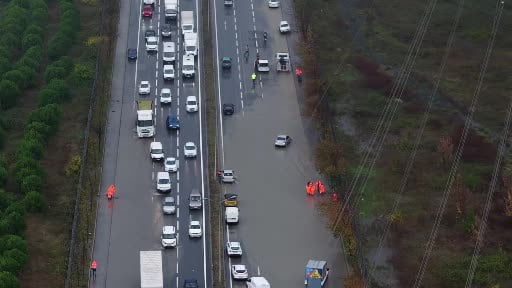 Mahmutbey-Habipler yolunda su baskını: Adeta trafik durdu