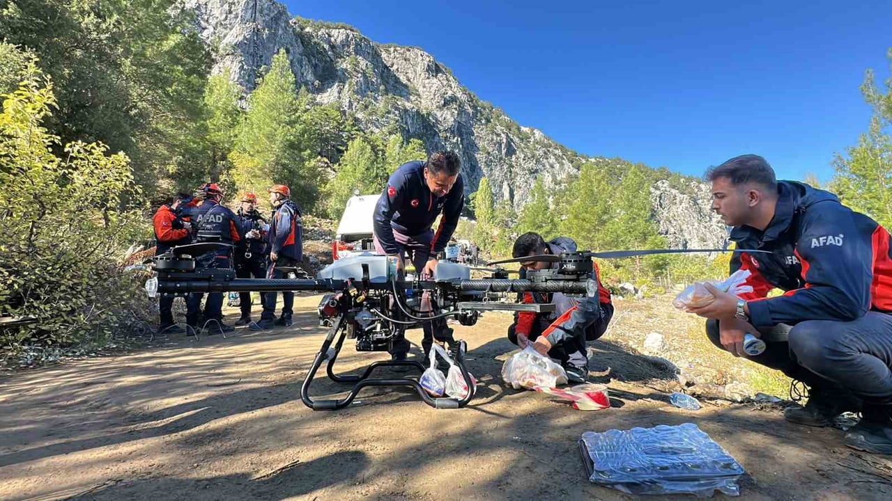 MAHSUR KALAN 10 KİŞİ İÇİN BÖLGEYE DRON İLE ERZAK GÖNDERİLDİ.