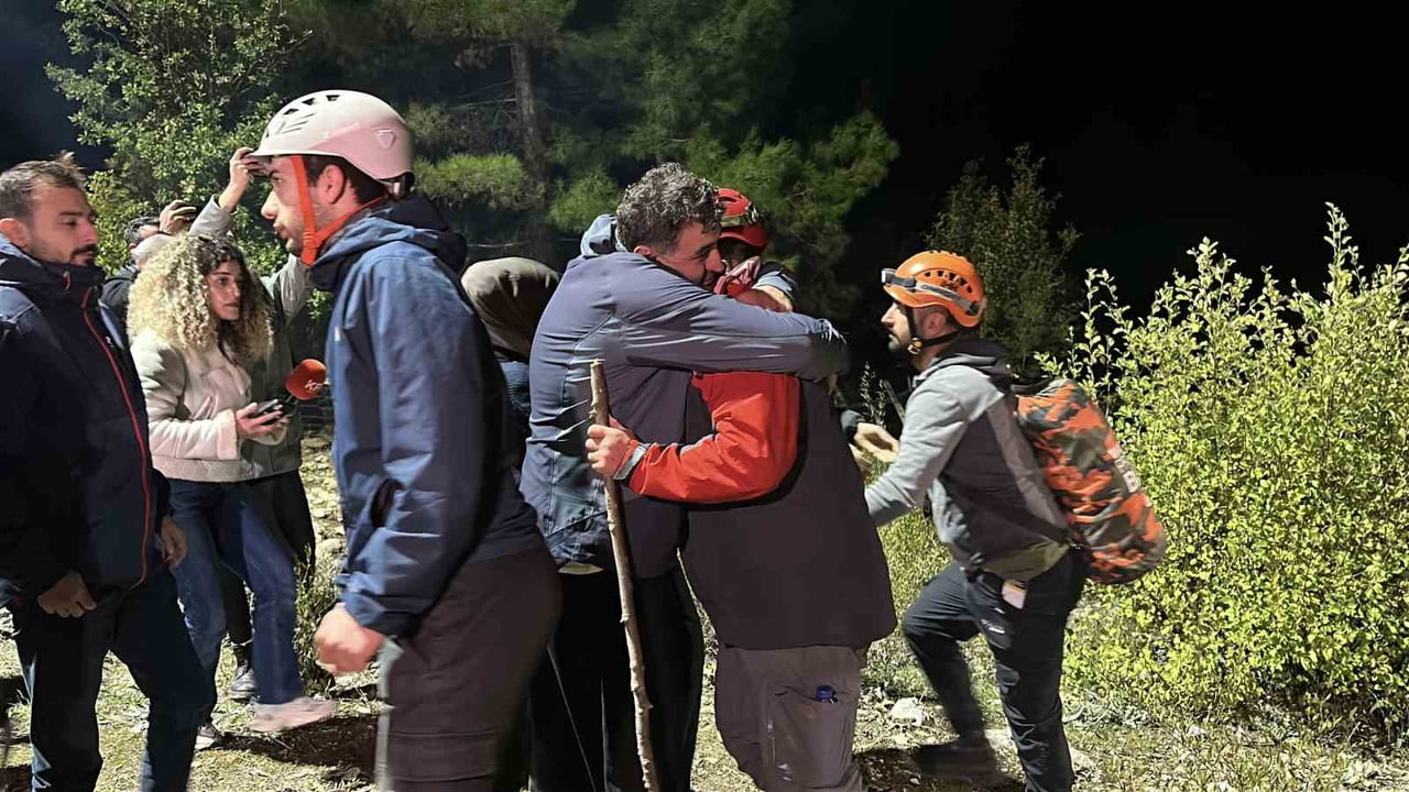 MAHSUR KALAN GÖNÜLLÜLERE DRON İLE TELSİZ ULAŞTIRMA ANI CEP TELEFONU KAMERASINA YANSIDI. EKİPLER...