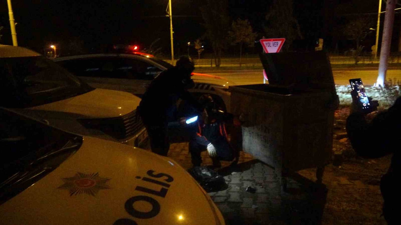 MALATYA'DA ERKEK ÖĞRENCİ YURDUNDA KIRILAN TERMOMETREDEN YAYILAN CIVADAN ETKİLENEN 2 ÖĞRENCİ...
