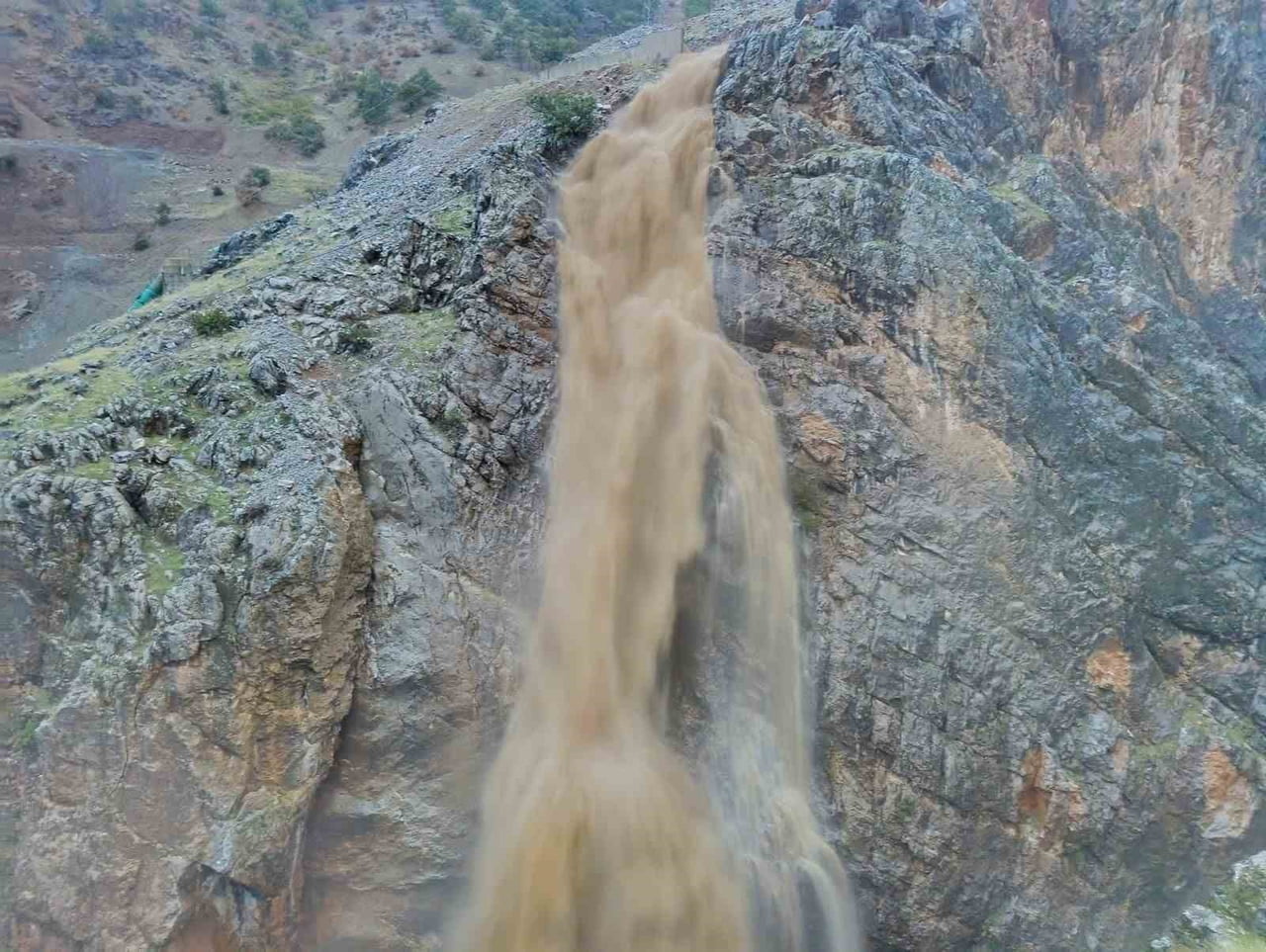 MALATYA'DA METEOROLOJİNİN UYARISININ ARDINDAN ETKİLİ OLAN SAĞANAK YAĞIŞ, KIRSAL BÖLGELERDE...