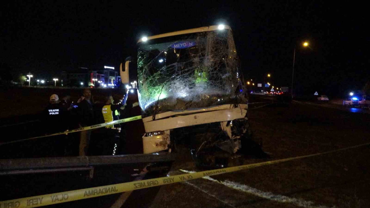 MALATYA'DA OTOBÜS İLE HAFİF TİCARİ ARACIN ÇARPIŞMASI SONUCU MEYDANA GELEN KAZADA 2 KİŞİ HAYATINI...