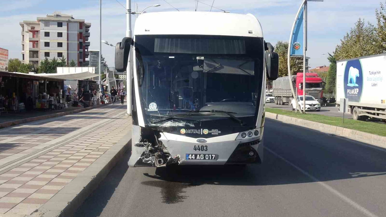 MALATYA'DA TRAMBÜS İLE OTOMOBİLİN ÇARPIŞTIĞI KAZADA 5 KİŞİ YARALANDI.