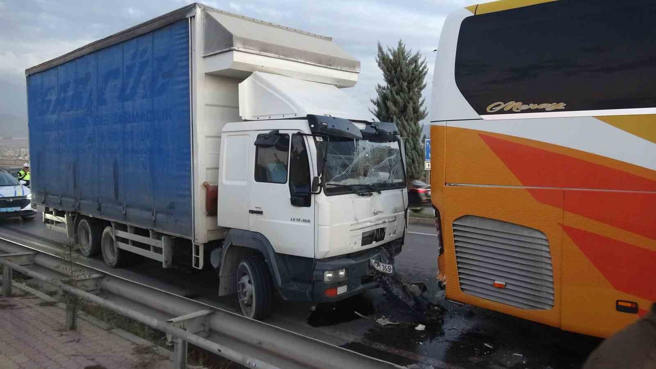 MALATYA'DA YOLCU OTOBÜSÜ İLE NAKLİYE KAMYONUNUN ÇARPIŞTIĞI KAZADA YARALANAN OLMAZKEN, KAZA...