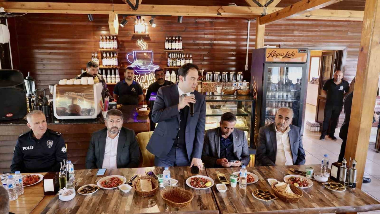 MALATYA'NIN AKÇADAĞ BELEDİYE BAŞKANI HASAN ULUTAŞ, İLÇEDEKİ MUHTARLARLA BİR ARAYA GELDİ.