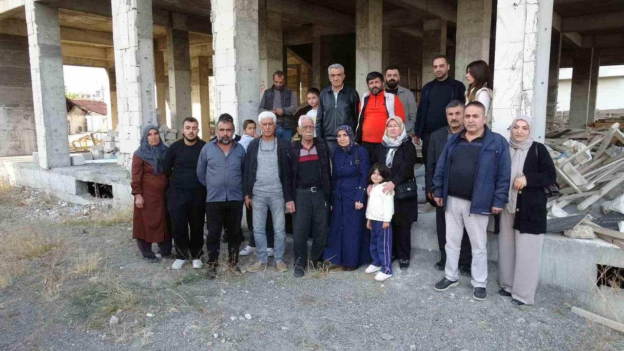MALATYA'NIN YEŞİLYURT İLÇESİNDE KENTSEL DÖNÜŞÜM KAPSAMINDA BAŞLATILAN VE 10 YILDIR TAMAMLANMADIĞI...