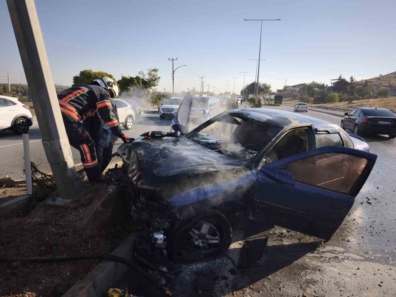 MALATYA-KAYSERİ KARAYOLUNDA KONTROLDEN ÇIKAN OTOMOBİLİN AYDINLATMA DİREĞİNE ÇARPARAK ALEV ALMASI...