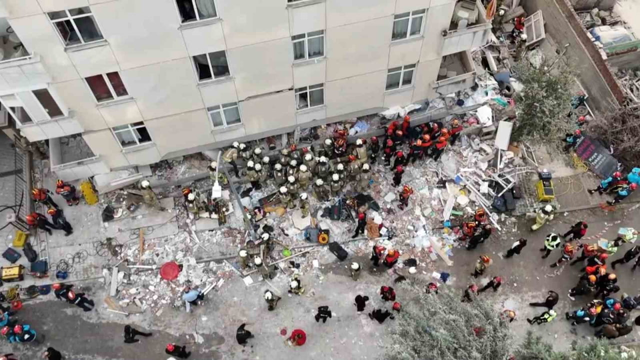 MALTEPE'DE 7 KATLI BİNADA ÇÖKME MEYDANA GELDİ.