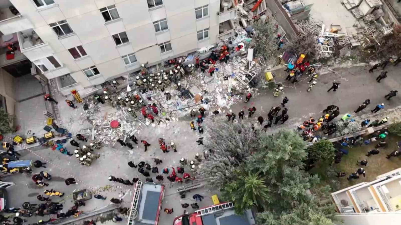 MALTEPE'DE 7 KATLI BİNANIN 3 KATINDA ÇÖKME MEYDANA GELDİ. ÇÖKME SONRASI 5 KİŞİ SAĞ OLARAK...