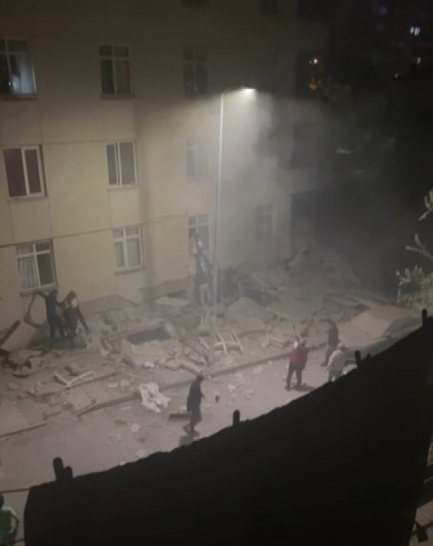 MALTEPE'DE 7 KATLI BİNANIN ÇÖKTÜKTEN SONRAKİ İLK ANLARI KAMERALARA YANSIDI.