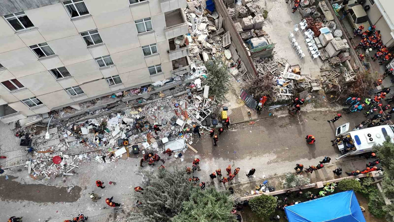 MALTEPE'DE BİNANIN ÇÖKMESİ SONUCU 1 KİŞİNİN HAYATINI KAYBETTİĞİ, 3 KİŞİYİ ARAMA KURTARMA...