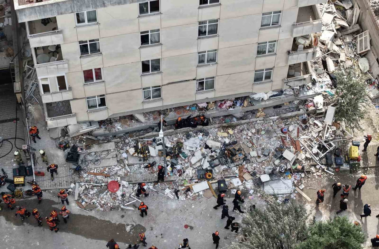 MALTEPE'DE BİNANIN ÇÖKMESİ SONUCU 2 KİŞİNİN HAYATINI KAYBETTİĞİ, 2 KİŞİYİ ARAMA KURTARMA...