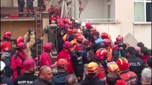 Maltepe'de çöken binadan bir kişiyi daha kurtarıldı