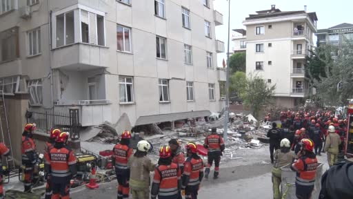 Maltepe'de ekipler çöken binada dinleme yapıyor: "Sesimi duyan var mı?"